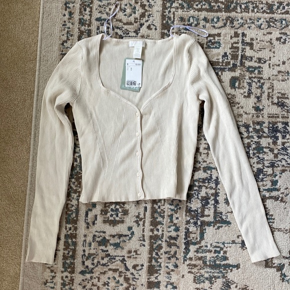 H&M Tops - 🆕 Cropped H&M ribbed button down top - M